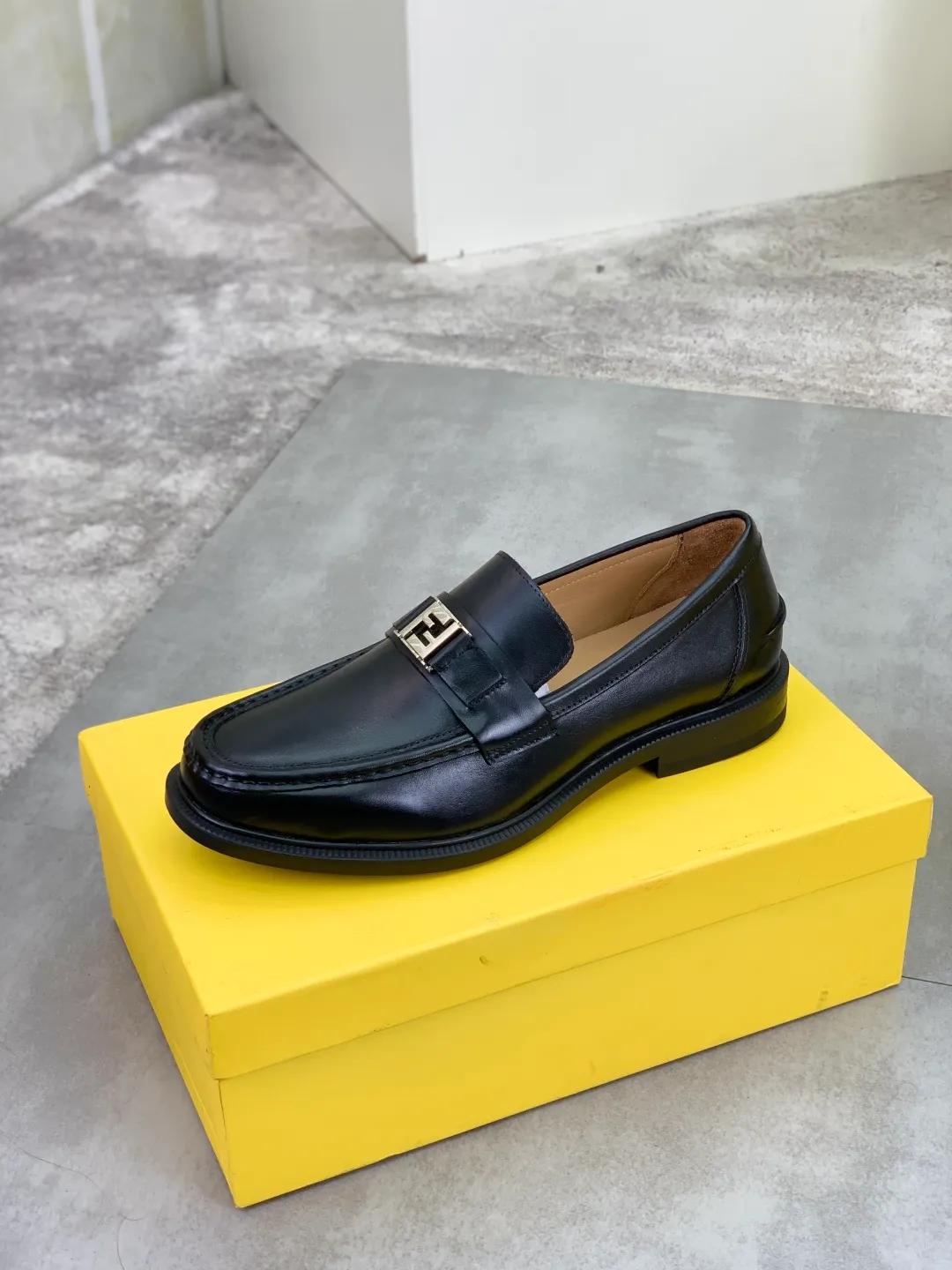 ​Men's shoes 💰P480💰[New model] Water dyed cowhide 🆘 The latest FENDI (Fendi) new casual leather shoes 🕶️🕶️Simple routing effect, showing an elegant and cool driving shoe 🎬Made of Italian 🇮🇹 imported calfskin + first-layer water-dyed cowhide lining🐂Excellent material🎬Detailed workmanship 🤗Comfortable foot feel➰➰. ​Pair it with any outfit to show your taste and temperament, low-key luxury ♻️Design ​simple and elegant ​noble and fashionable 🍃​Very loved and favored by trendy men 💓❤️Size: 38-44 2⃣️colors available